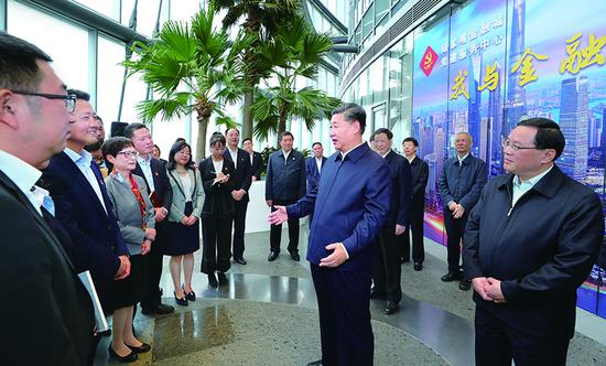 2018年11月6日至7日，中共***總書記、國家主席、***軍委主席習近平在上海考察。這是6日上午，習近平在上海中心大廈22層的陸家嘴金融城黨建服務中心，同正在聯合開展主題黨日活動的企業黨員親切交談。 新華社記者 謝環馳/攝