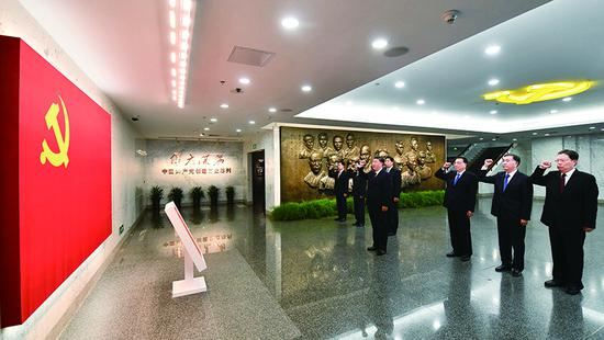 2017年10月31日，中共***總書記、國家主席、***軍委主席習近平帶領中共***政治局常委李克強、栗戰書、汪洋、***、趙樂際、韓正，瞻仰上海中共一大會址和浙江嘉興南湖紅船。這是31日上午，在上海中共一大會址紀念館，習近平帶領其他中共***政治局常委同志一起重溫入黨誓詞。 新華社記者 李濤/攝