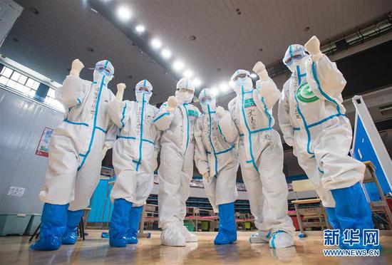 3月10日，武漢武昌方艙醫(yī)院正式休艙，醫(yī)護(hù)人員在送走新冠肺炎治愈患者后合影留念。新華社記者 肖藝九 攝