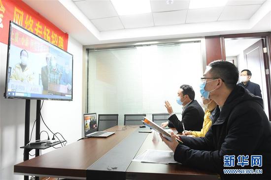  3月11日，在浙江省紹興市上虞區(qū)人社局，上虞區(qū)用人企業(yè)和四川省小金縣務(wù)工人員進(jìn)行網(wǎng)絡(luò)專場招聘。新華社記者 翁忻旸 攝