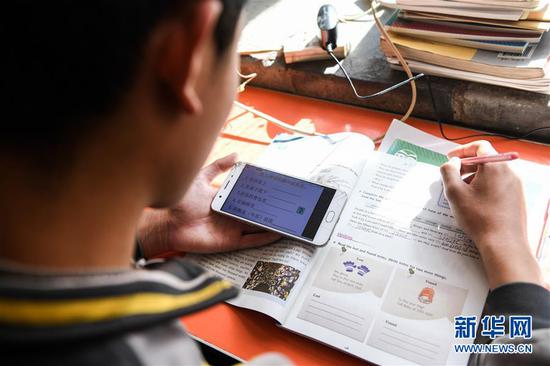  3月10日，內(nèi)蒙古準(zhǔn)格爾旗龍口鎮(zhèn)紅樹梁村的初一學(xué)生劉進(jìn)才在家中上網(wǎng)課。 新華社記者 劉磊 攝